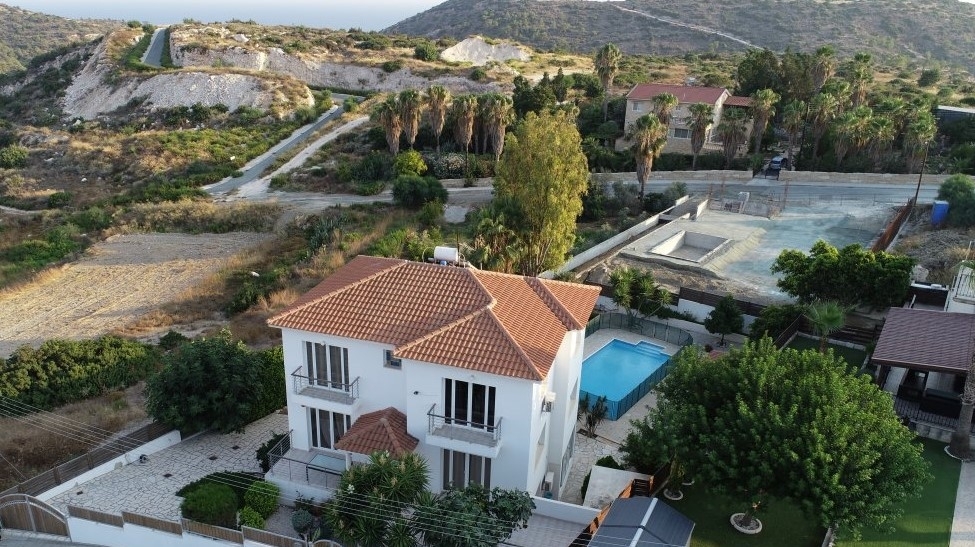 Aerial view - house/garden/views