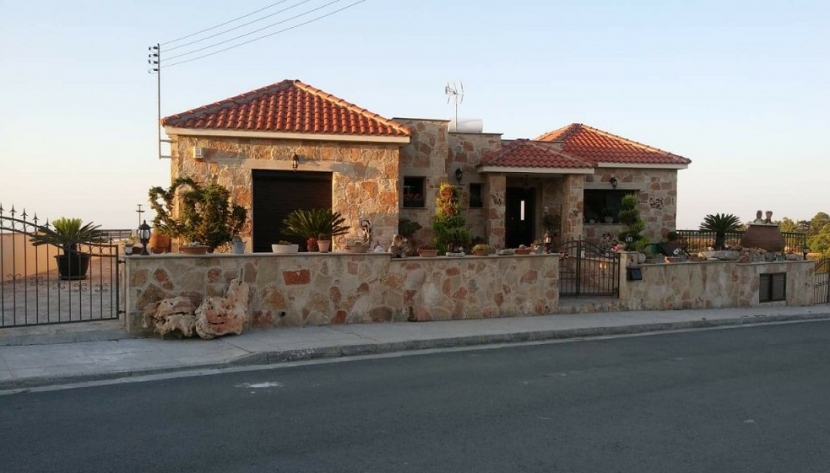 LIZAN-HREIQ-6118 3 BEDROOM HOUSE + 1 BED GARDEN FLAT IN ZANATZIA VILLAGE, LIMASSOL ***UNAVAILABLE***